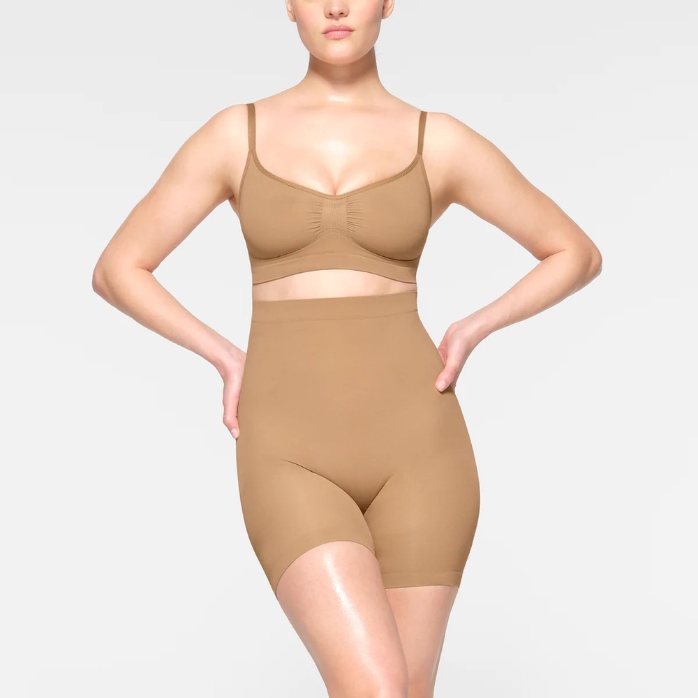 SKIMS Seamless Sculpt Mid Thigh Short Bodysuit OCHRE  (S/M)